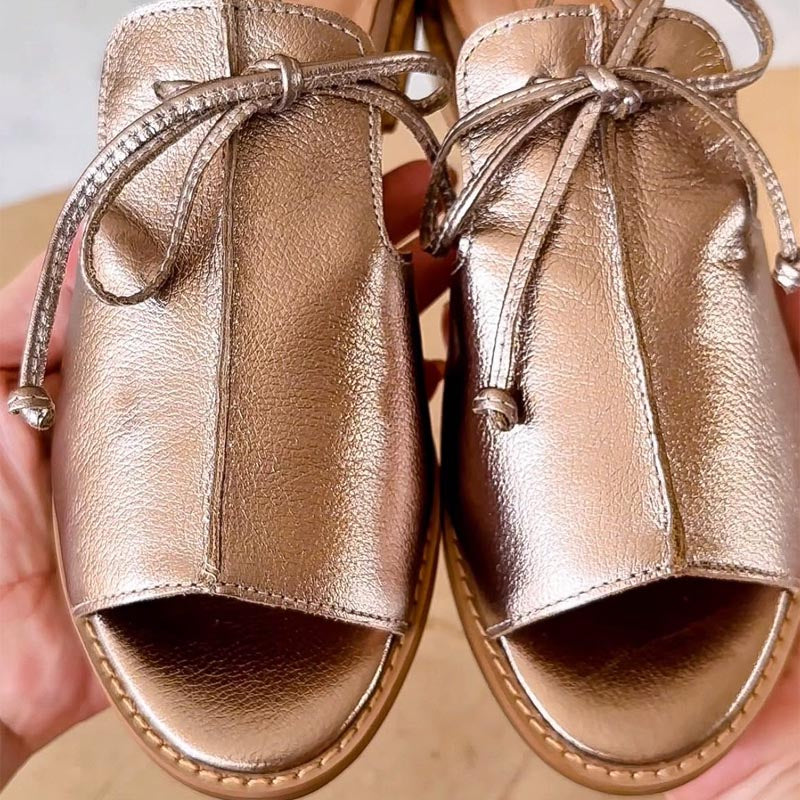 Cloe™ | Sandalias planas de piel con lazo ajustable
