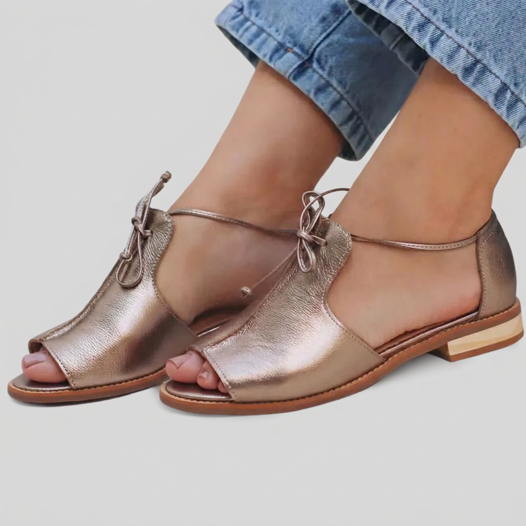 Cloe™ | Sandalias planas de piel con lazo ajustable